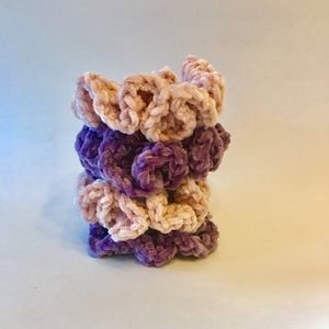 Four hair scrunchies, light pink and light purple